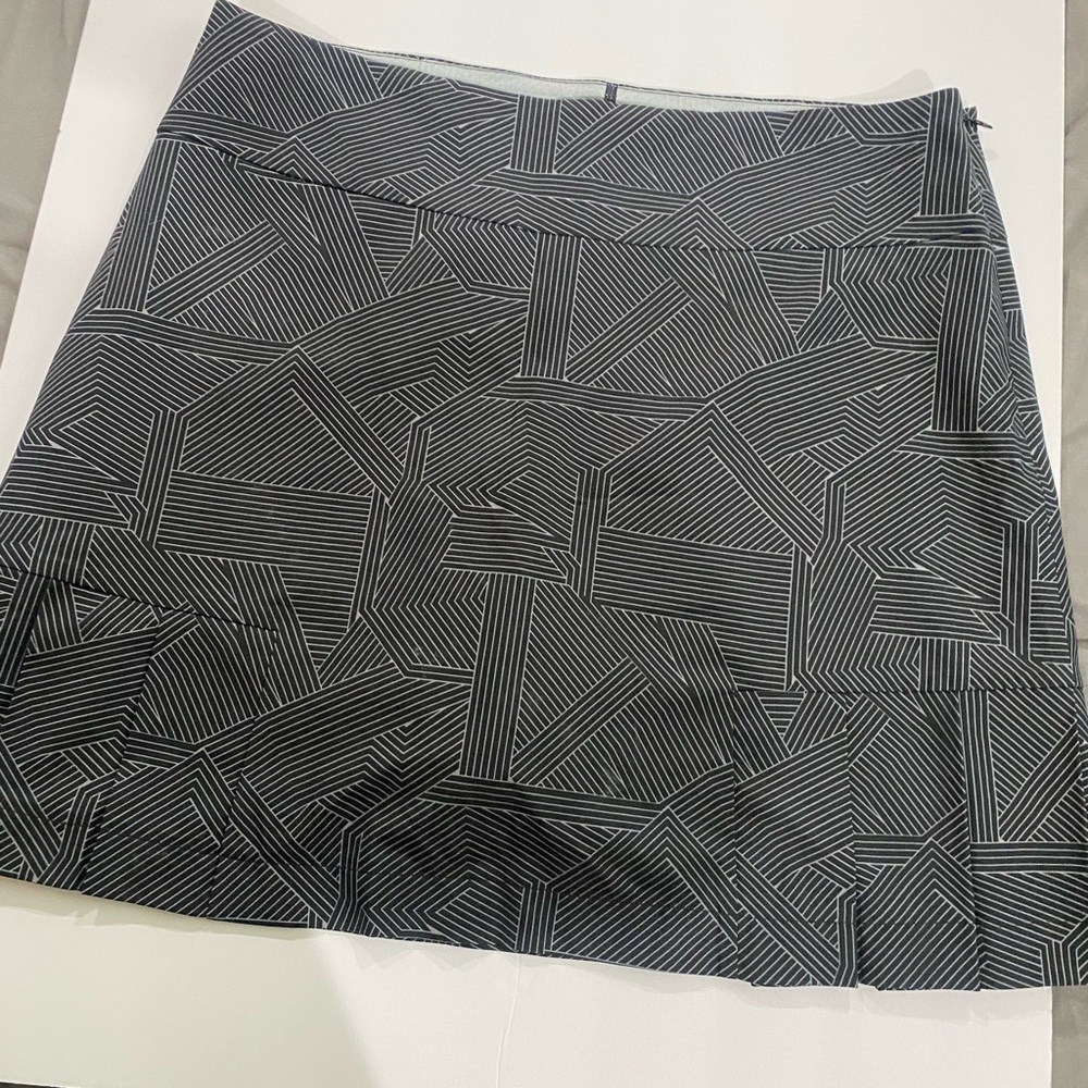 Golftini women black and white golf skort with side zipper size 4